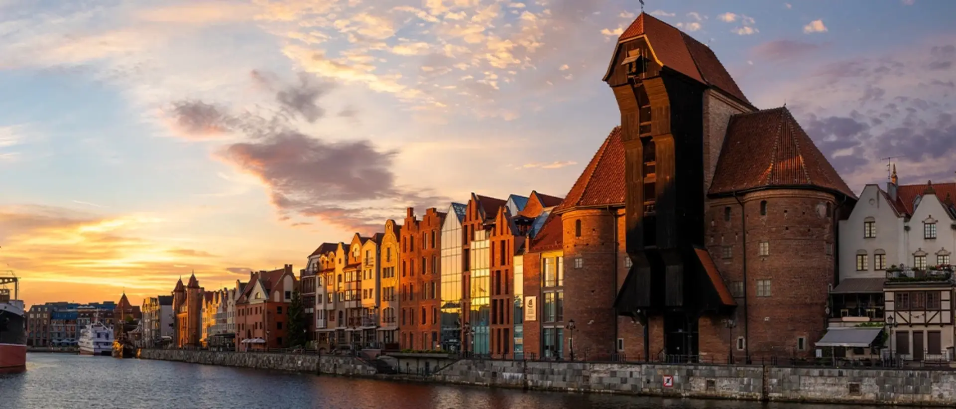 Fontanna na tle kolorowych budynków